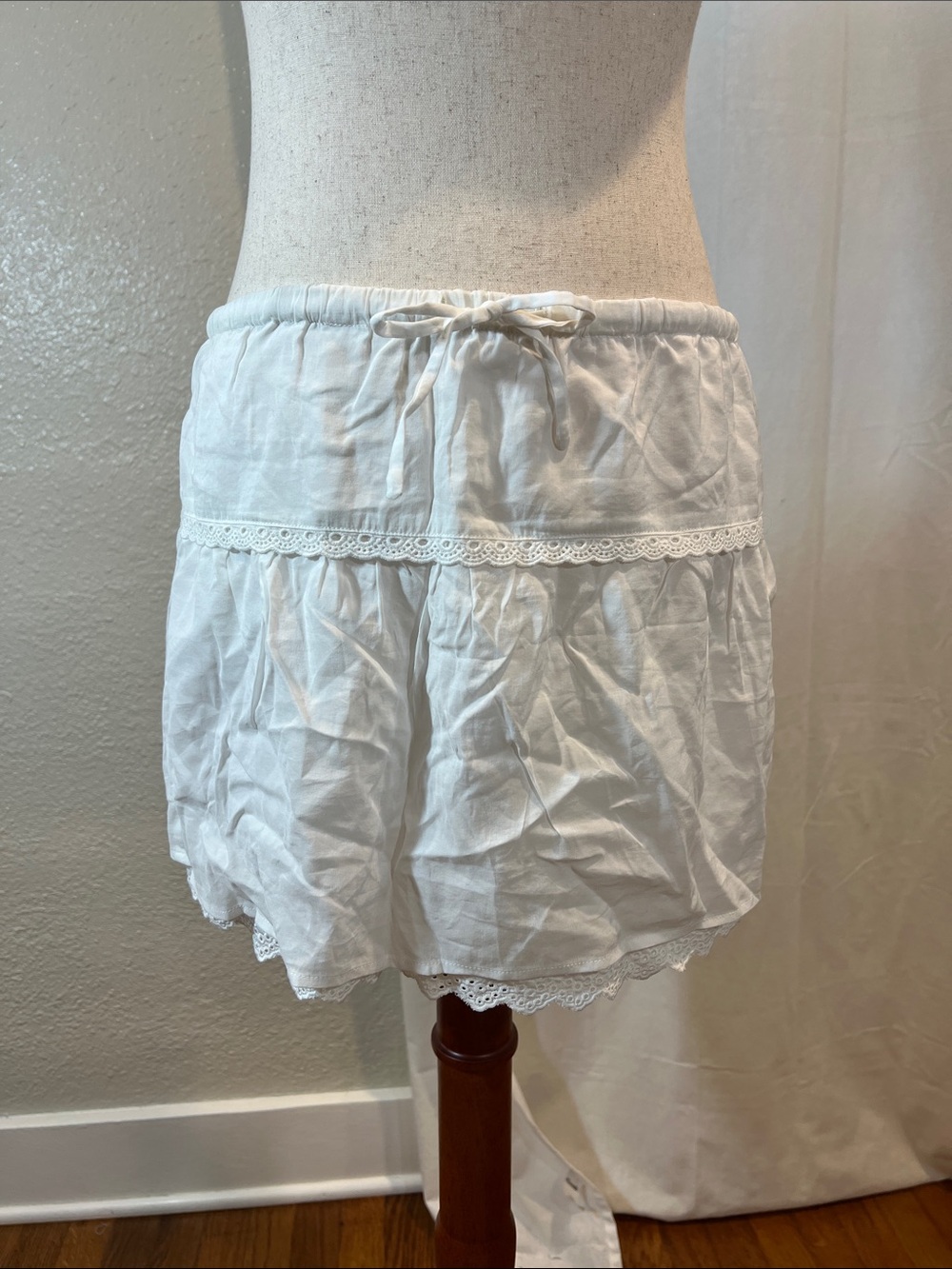 Kourt White Cotton Blend Stevie Tiered Lace Trim Mini Skirt. Size 4. NWOT